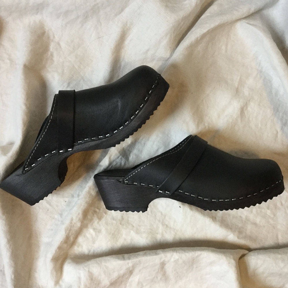 Lotta Classic Black Clogs